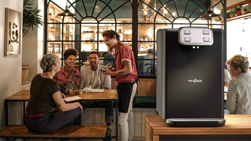 Gäste im Restaurant, im Hintergrund der Wasserspender