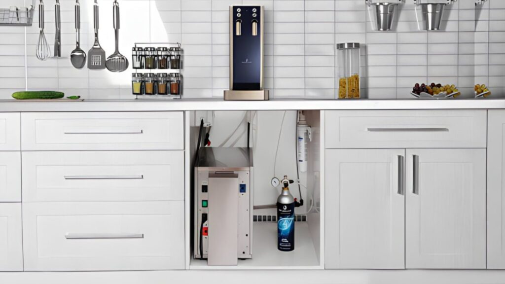 Zapfhahn auf der Arbeitsfläche, Kühltechnik und CO2-Flasche im Unterschrank