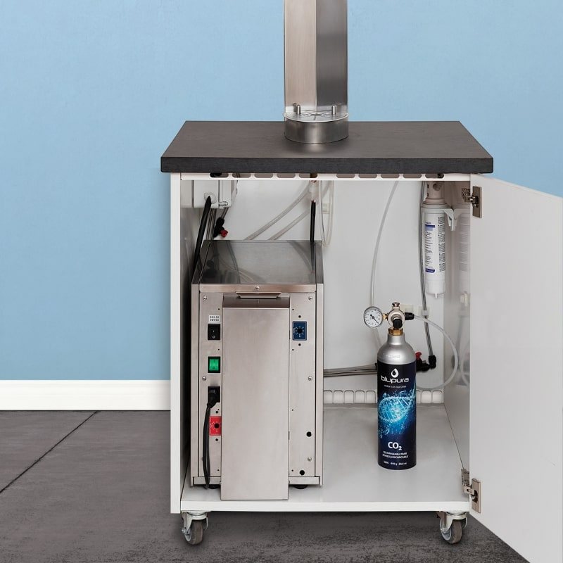 Untertischgerät mit CO2-Flasche im Küchenschrank