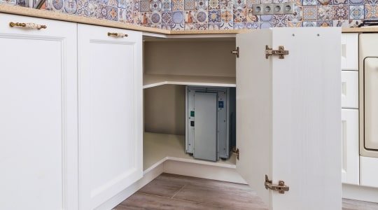 Untertischgerät im Eckschrank einer Küche
